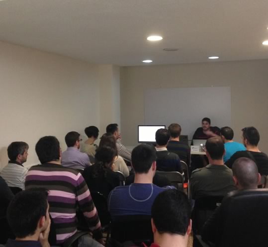 Elad Rodriguez impartiendo la conferencia sobre Proyectos de éxito de PHP en nitsnets | studios